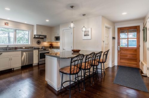 33 Oak Dr, Gray, ME 04039-6621