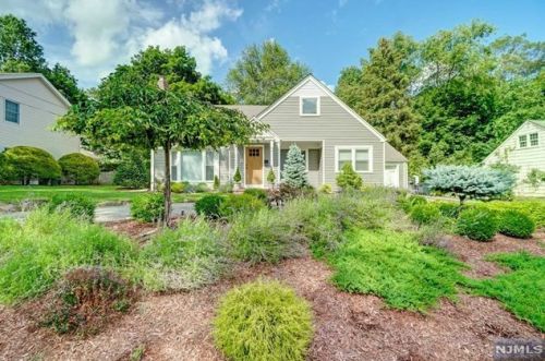18 Lois Ave, Demarest, NJ 07627-2220