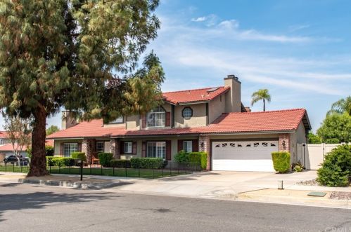 933 Kensington Dr, Redlands, CA 92374-4900