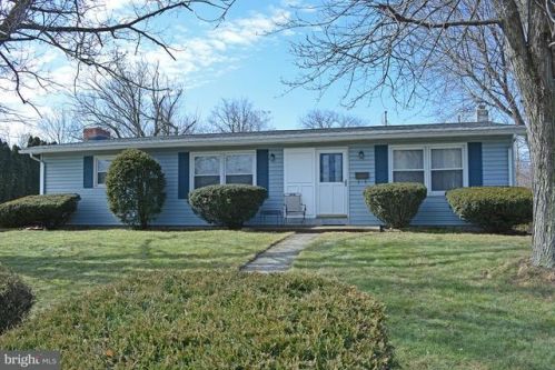 1095 James Ave, Ephrata, PA 17522-1822