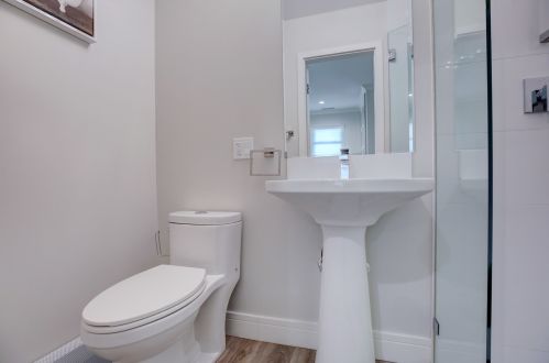 6906 Jarvis Ave, Niles IL  60714-4016 exterior