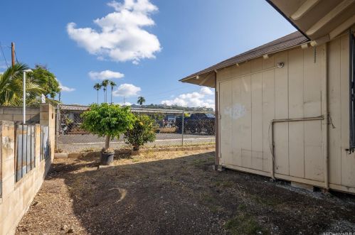 1724 School St, Honolulu HI  96819-4118 exterior