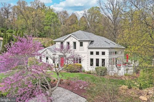 2262 Spangler Cir, York, PA 17406-9794