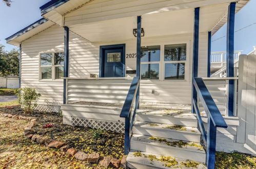 2027 54th St, Galveston, TX 77551-5120