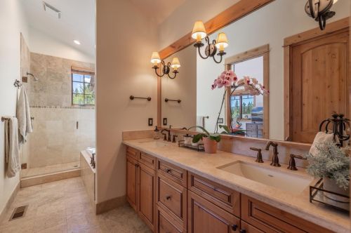 10240 Valmont Trl, Truckee CA  96161-2072 exterior