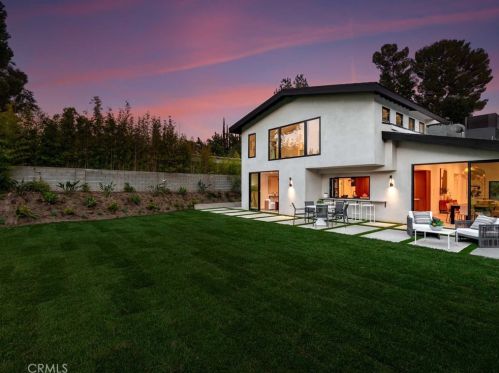 17252 Escalon Dr, Van Nuys CA  91436-4032 exterior
