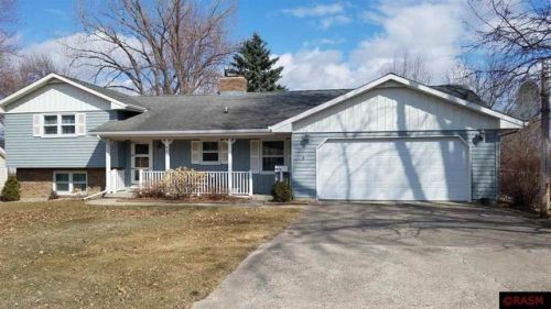 829 Church St, Saint Peter, MN 56082-1241