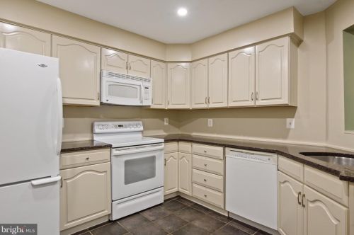 1435 Church Hill Pl, Herndon, VA 20194-1232