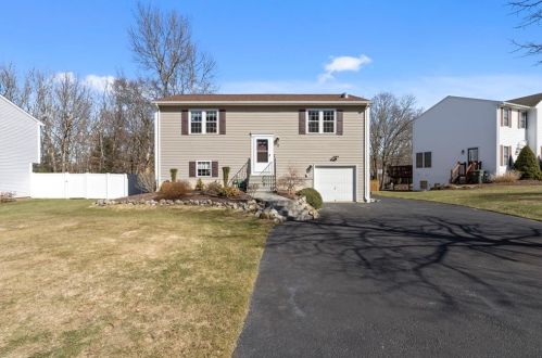 17 Moss Ln, Coventry, RI 02816-8281