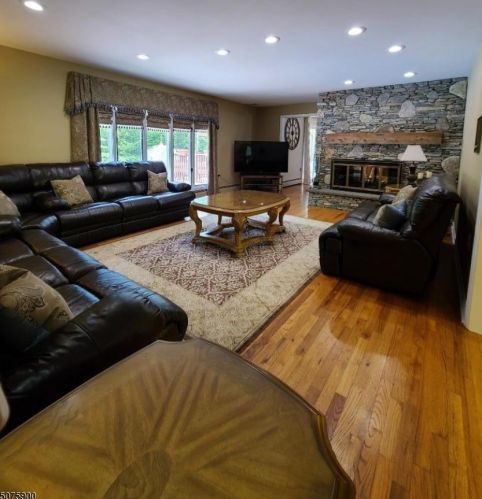 2 Beechwood Rd, Columbia, NJ 07832-9615
