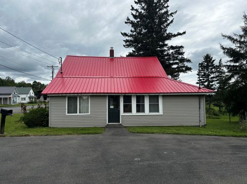 9 Silver St, Mars Hill, ME 04758-3479