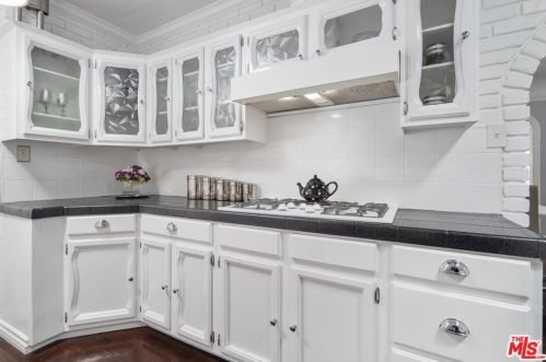 612 Ivy St, Glendale CA  91204-1027 exterior