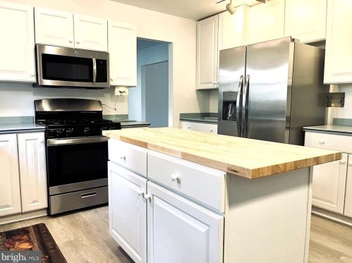 5076 Queens Wood Dr, Springfield VA  22015-1530 exterior