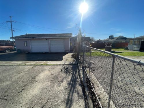 320 Lassen St, Manteca, CA 95336-5813