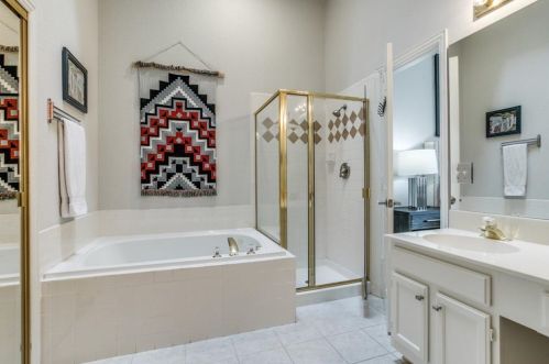 3827 Azure Ln, Addison TX 75001-3105 exterior