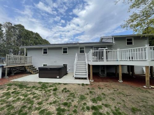 95 Sunnyside Dr, Warwick, RI 02889-4408