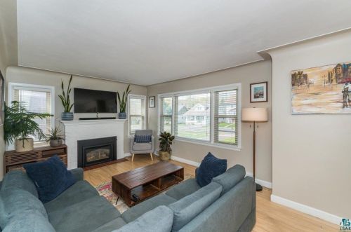 2042 Columbus Ave, Duluth, MN 55803-2425