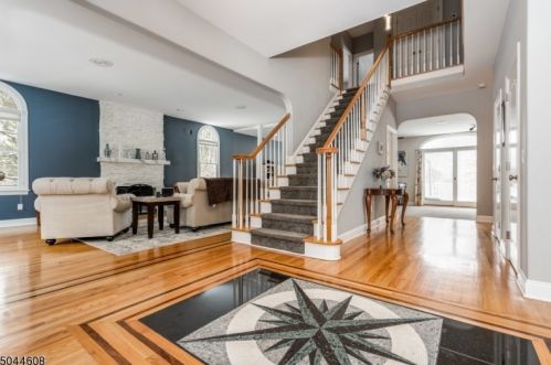 15 White Tail Way, Annandale, NJ 08801-2032