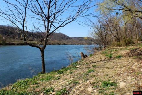 37 Rivers Edge Trl, Norfork, AR 72658-8436
