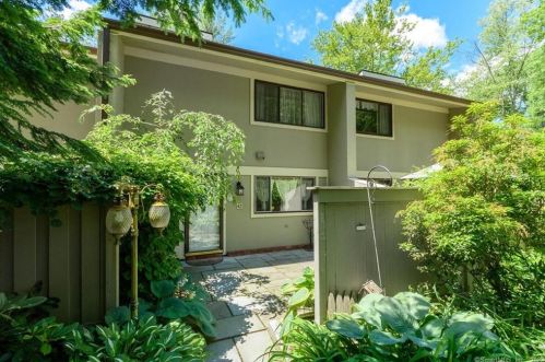 42 Clubhouse Dr, Woodbury, CT 06798-3205