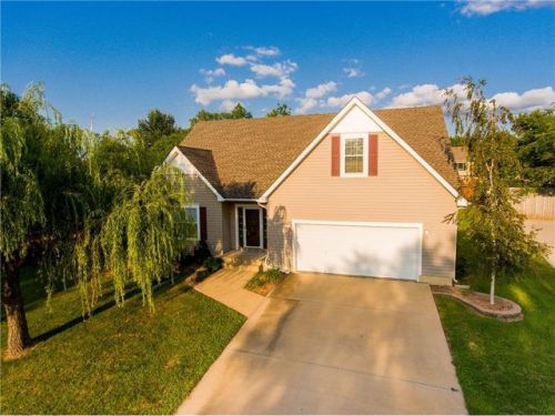 5763 Apache Dr, Shawnee Mission, KS 66226-2796
