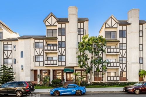 17914 Magnolia Blvd, Van Nuys CA  91316-3306 exterior