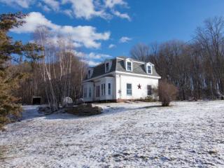29 Cemetery Ln, Greenland, NH 03840-2347