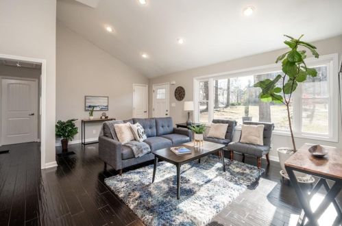 1976 Dering Cir, Atlanta GA  30345-1612 exterior