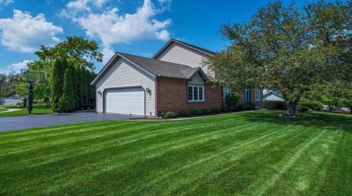 3712 Applewood Ln, Rockford, IL 61114-7054
