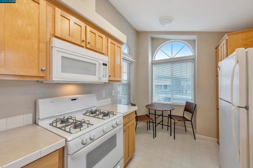 29002 Whitecliff Rd, Hayward, CA 94544-6329