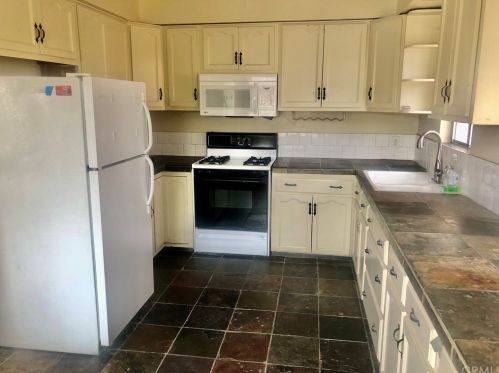 4465 142nd St, Hawthorne, CA 90250-6947