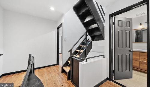 512 4 St, Philadelphia PA 19133-3105 exterior