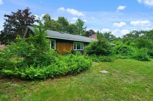 2 Fairway Dr, Hudson NH 03051-5206 exterior