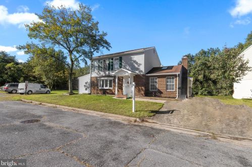 7319 Beverly Park Dr, Springfield VA  22150-3162 exterior