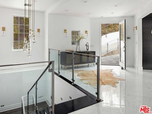 17707 Alonzo Pl, Van Nuys, CA 91316-4320