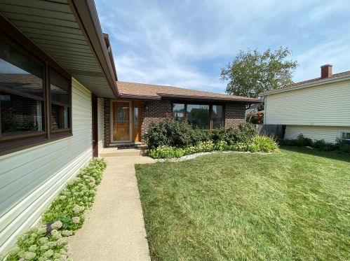 399 Canyon Trl, Carol Stream, IL 60188-1316