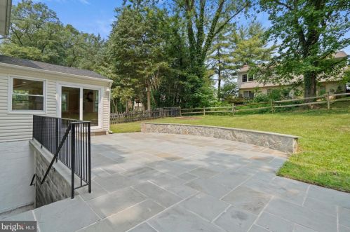 5637 Fort Corloran Dr, Springfield VA  22015-2114 exterior