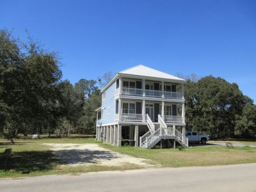 142 Liberty St, Mcclellanville, SC 29458-9721