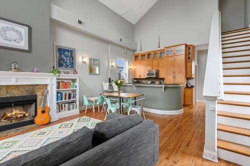 2033 Iowa St, Chicago, IL 60622-4958