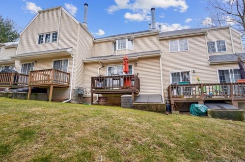 3 Meadow Ln, Middletown CT  06457-1674 exterior