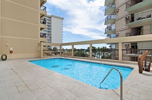 2470 Kalakaua Ave, Honolulu HI  96815-3265 exterior