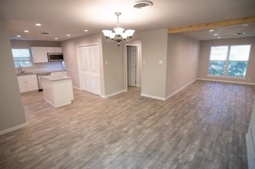 306 Ables St, Granbury TX  76048-1806 exterior