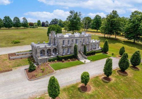 1428 Monroe Tpke, Upper Stepney CT  06468-1443 exterior