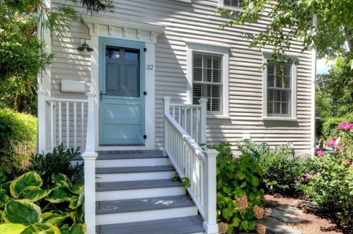 32 3rd St, Middletown, RI 02840-2439