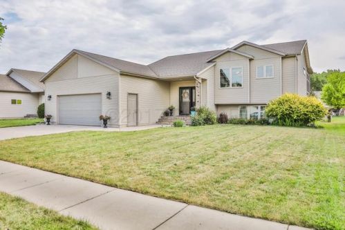 606 29th St, Moorhead, MN 56560-2565