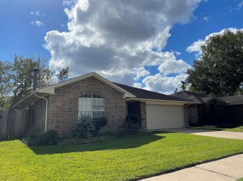 1615 Blue Heather Ln, Fresno, TX 77545-9518