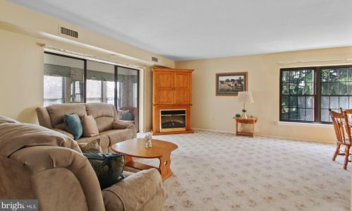 38 Valleybrook Dr, Lancaster PA  17601-4617 exterior