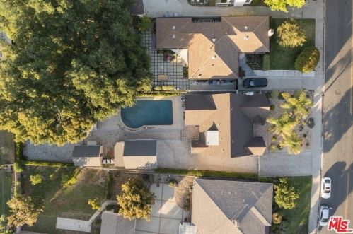 2417 Glenoaks Blvd, Glendale CA  91206-3027 exterior