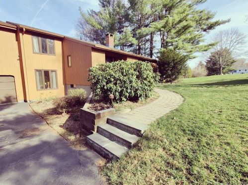 8 Farmview Ln, Granby, CT 06035-1711