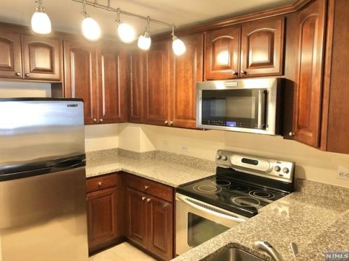 5206 City Pl, Edgewater NJ  07020-3168 exterior